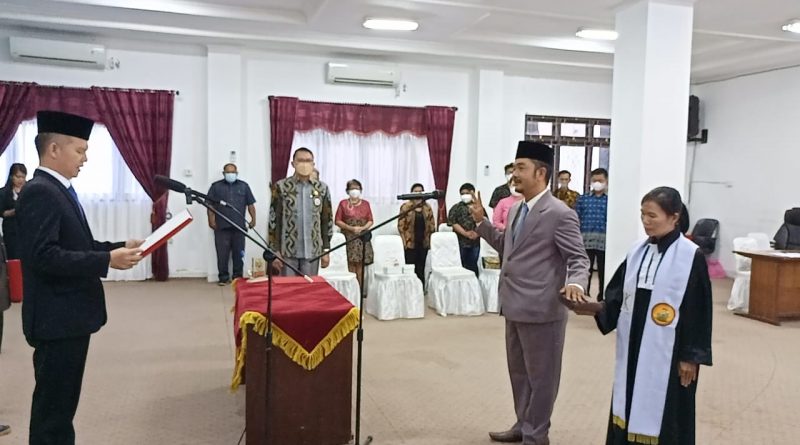 Bupati Gumas Jaya S Monong saat mengambil sumpah janji jabatan kepada Direktur PDAM Baru Hendra Toendan di aula kantor bupati setempat, Sabtu (25/6/2022).